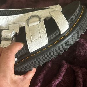 Selling my cute sandals size 8